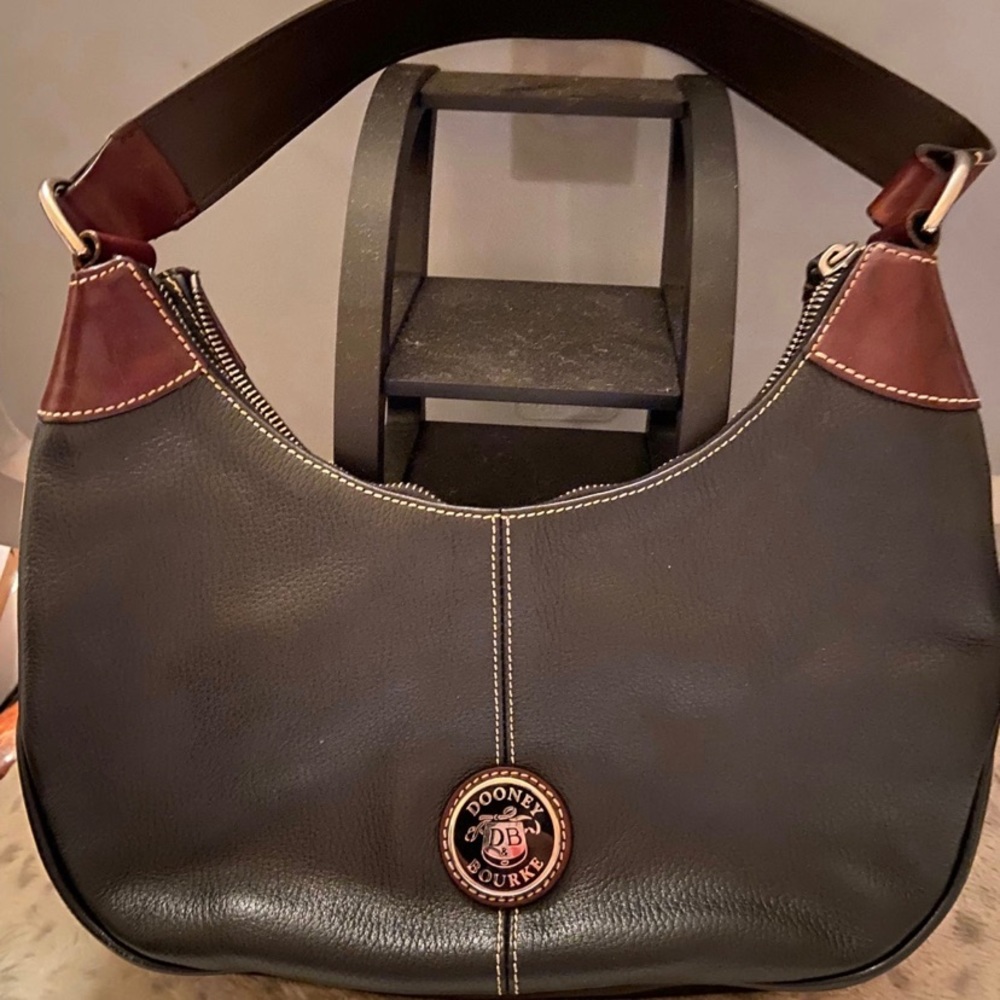 Dooney and Bourke purse in excellent condition.